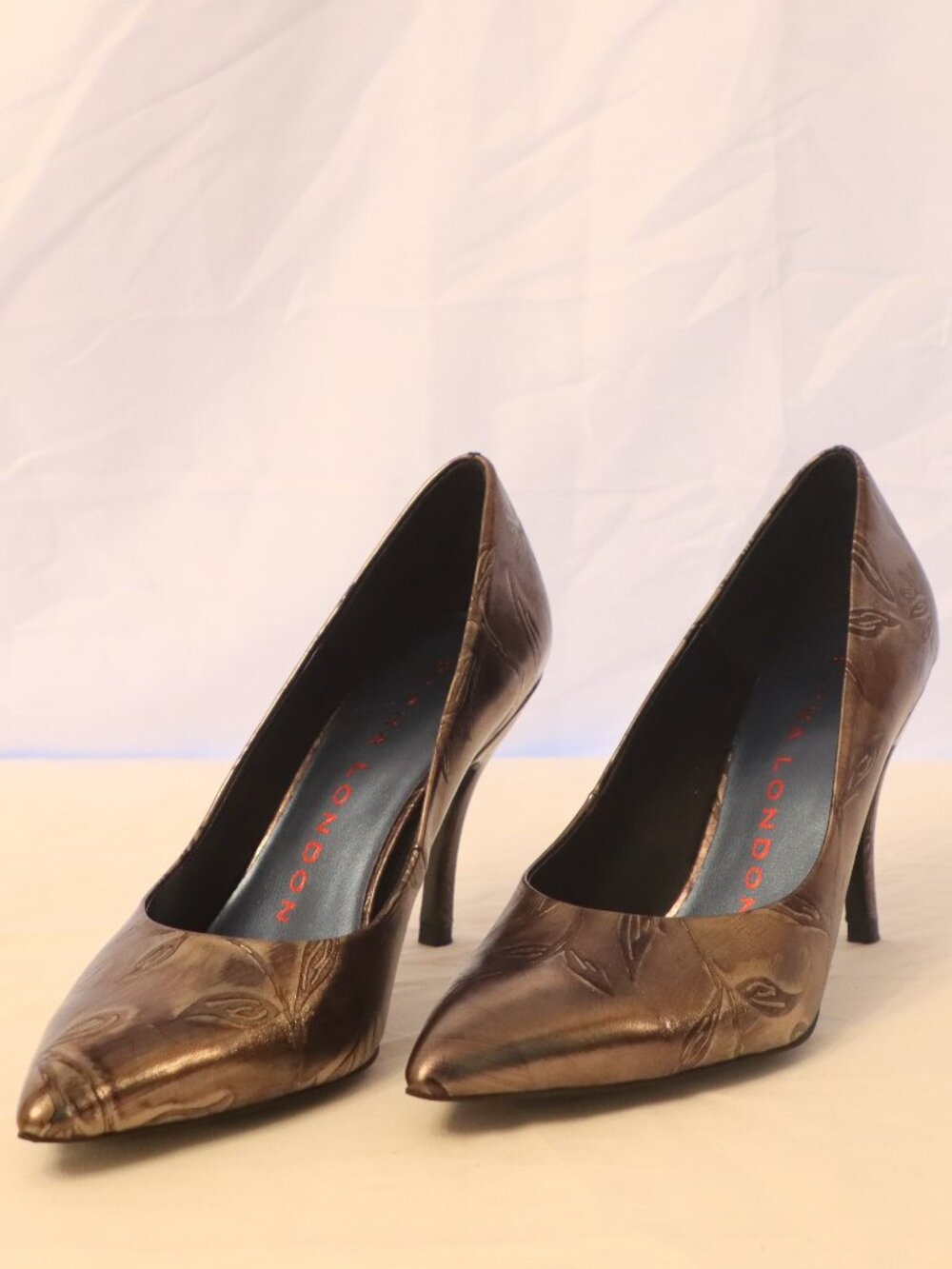 Stunning Sacha London Size 9.5 Floral Silver/Pewter Pointed Heels Pumps
